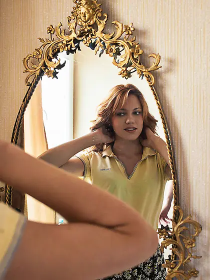 Wavy-haired and blue-eyed teen flashing her perfect pussy up the