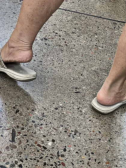 Gilfs feet at supermarket