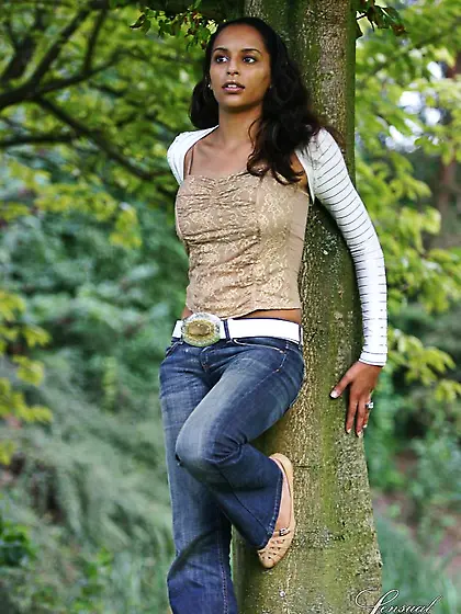 Latina exposes beautiful natural boobs in the fresh air but hide