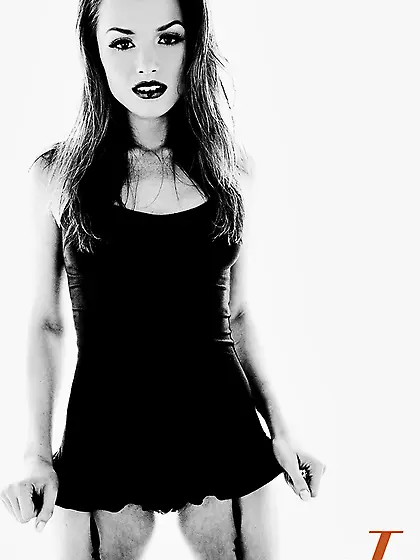 Luscious babe pulls black