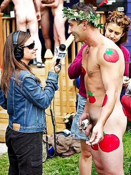 Women and cock in public (CFNM fun)