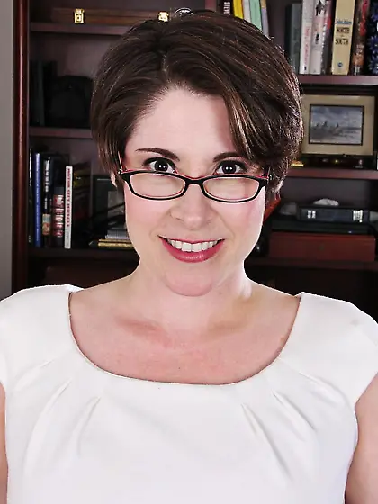 Short haired brunette Sadie Jones plays with her trimmed pussy i