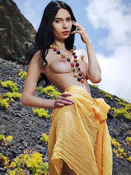 Stacked brunette spreading her legs to expose a perfect pussy Vi