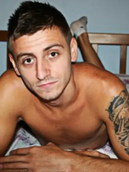 Brunette slimhorny perform butt