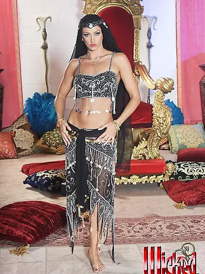 Brunette girl Nakita Kash shaking the naked tits when performing