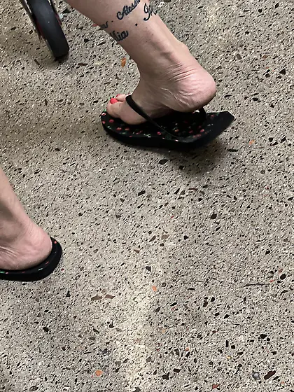 Gilfs feet at supermarket