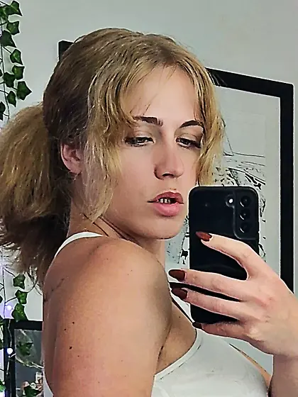 Dahlia Bloom selfies