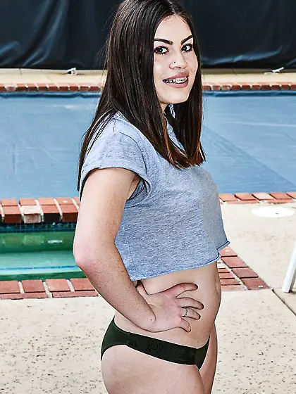 Chick is so hot that she has a privilege to pose naked at the pu