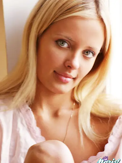 Foxy blonde model Paris Tale strips on the window and shows us h