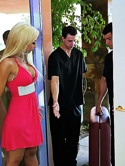 Perfect big meloned blonde Jessica Lynn gets fucked by two fat d