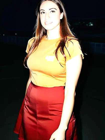 slutty woman wanna be seen by everyone