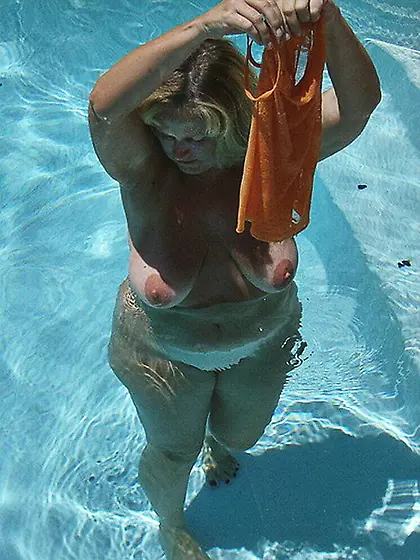 Nancy AZ Pool MILF