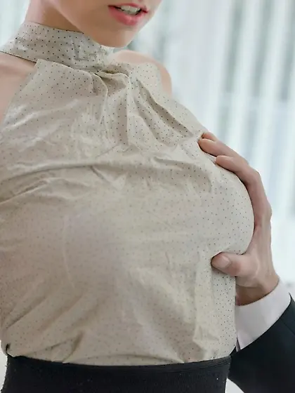 Seductive chick in stockings nailed by hung colleague in his cab