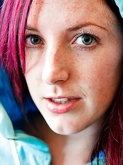 Tubby alt girl showing off her amazing curves up close