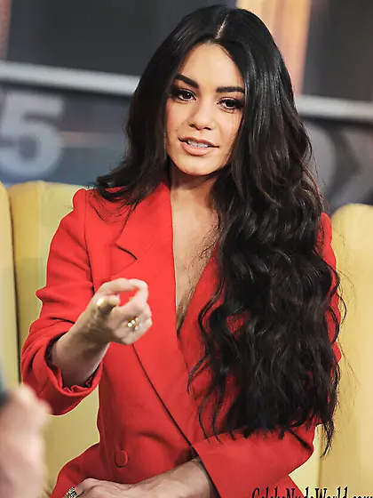 Vanessa Hudgens Cleavage Pictures