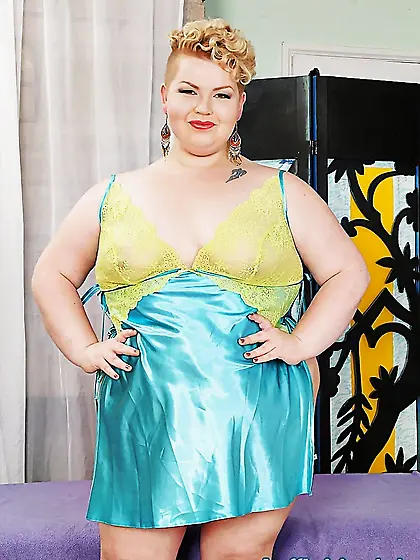 Chubby girl Velma Voodoo enjoys sex massage