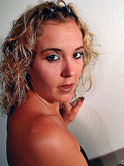 Horny blonde chick Lainey Baron strips her black thongs and suck