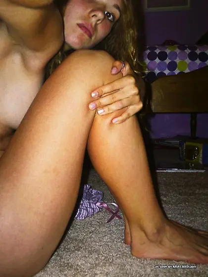 Wavy-haired brunette GF takes off her blue...