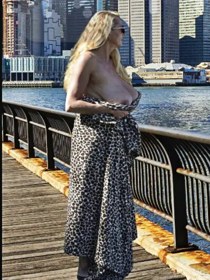 Frau wird zum benutzen präsentiert