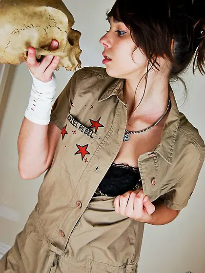 Ariel Rebel plays with a skull and with her own naked body in fr