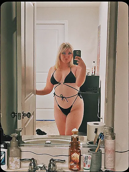 Thick PAWG slut Anna craves male attention