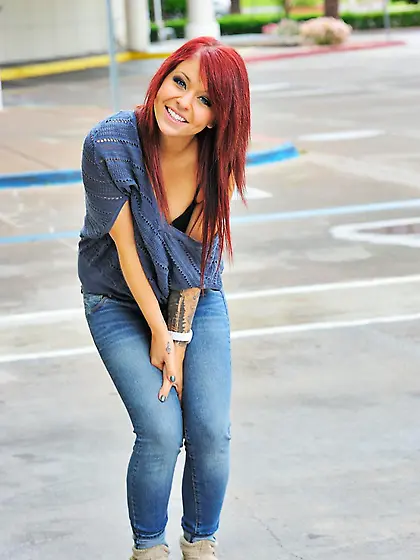 Redhead hottie Madelyn Monroe pulls down her tight jeans to show