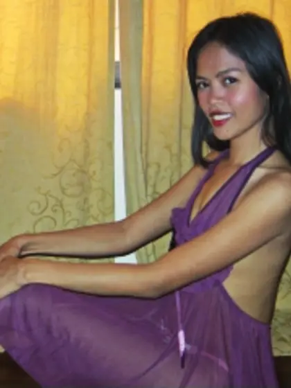 Brunette flora perform close