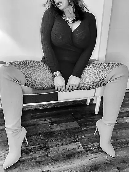 Eva,  the curvy MILF with 38E boobs from South Africa