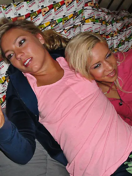 Kacey, Ally have their first teen BFF threesome!