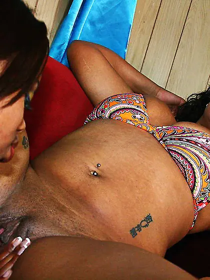 Ebony lesbians Bonita Butterfly and Dani Dior use tongues and di