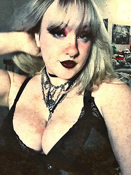 Thick PAWG slut Anna craves male attention