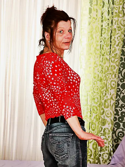 Brunette lady giving head