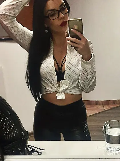 Straight brown eyes girl