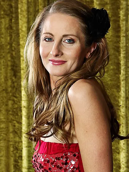 Stunning wife licks fingers