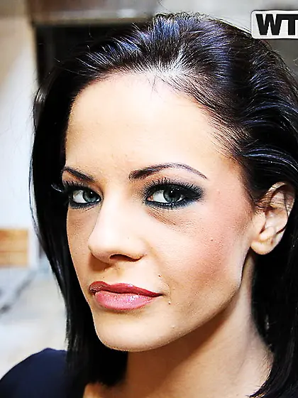 Kind of public teasing you won't soon forget from Liz Valery