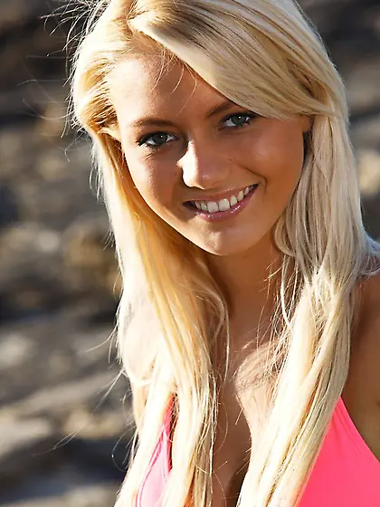 The blonde bimbo Pinky June is on the beach slowly sliding her b