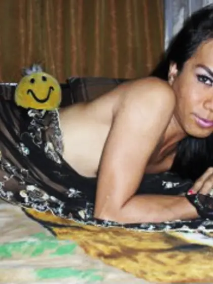 Brunette trixie perform close