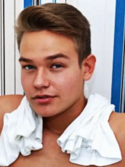 Zaiden perform close dancing