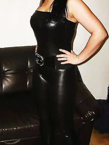 Chicks in lycra or latex leggings