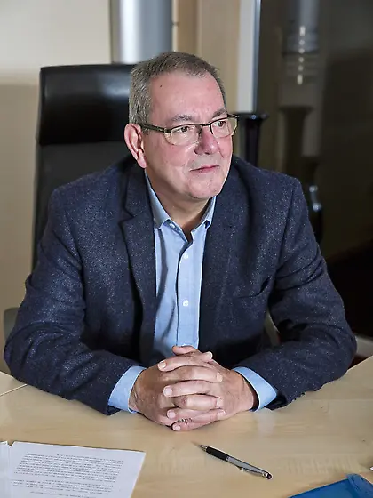 Girls riding his dick and face simultaneously and it is WILD