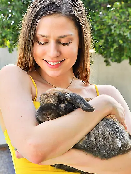 Yellow dress babe is going to show her body at the fair so it is