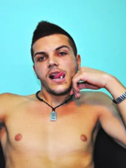 Brunette simon perform anal