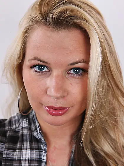 Pretty blonde sexy eyes