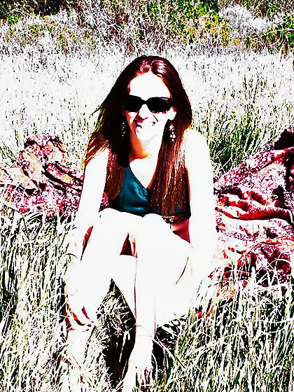 The seducing bimbo Emma Luvgood is showing naked butt cheeks in