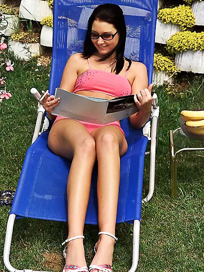 Belicia gives a sweet camel toe look at her pussy lips from the