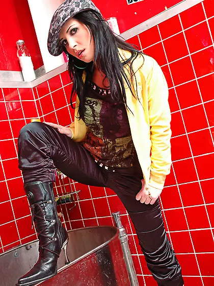 Sweet latina babe shows