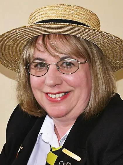 Curvy Threesomes Speedy Bee from United Kingdom