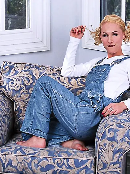 Salacious blonde Crissy Sparks bares and eagerly fingers her ooz