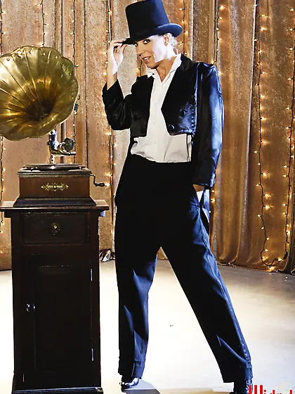 Sexy and beaufiul blond babe,  Lexi Lamour gets rid of her clothe