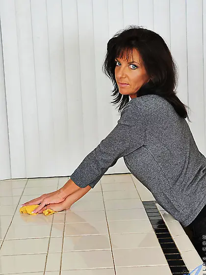 Raven haired cougar oils